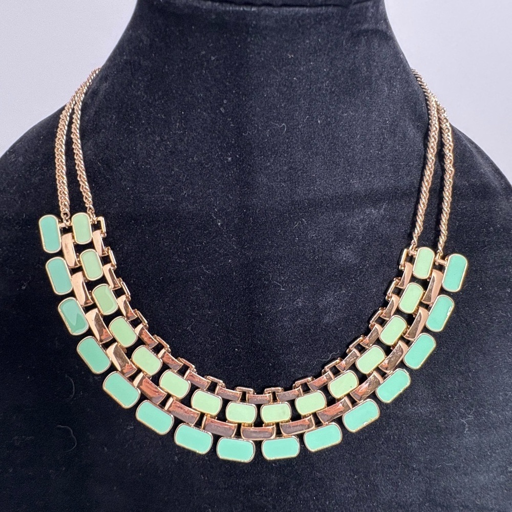 Gorgeous Vintage Inspired Gold Tone and Green Bib-Style Necklace - Picture 4 of 9